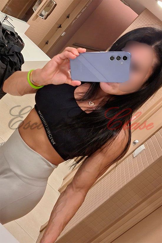 muscular escort girl Virginia in the gym