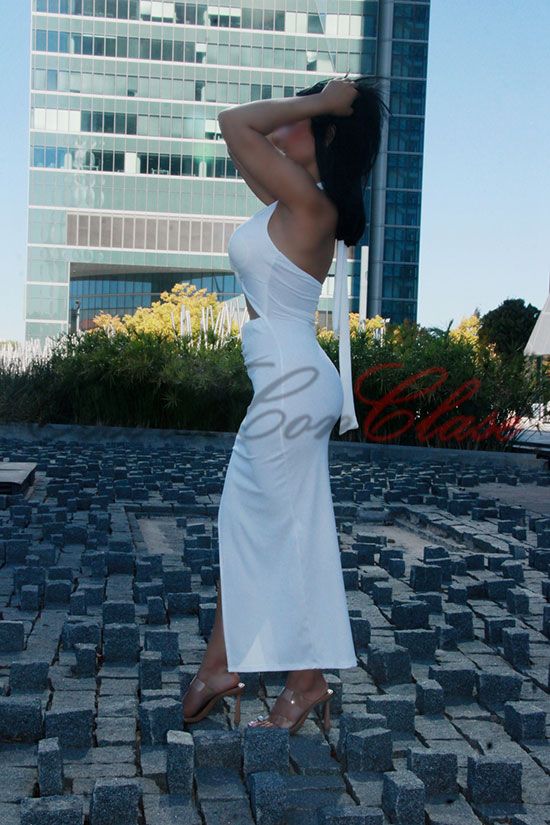 Sensual y elegante paseando por Madrid. Escort Antonella