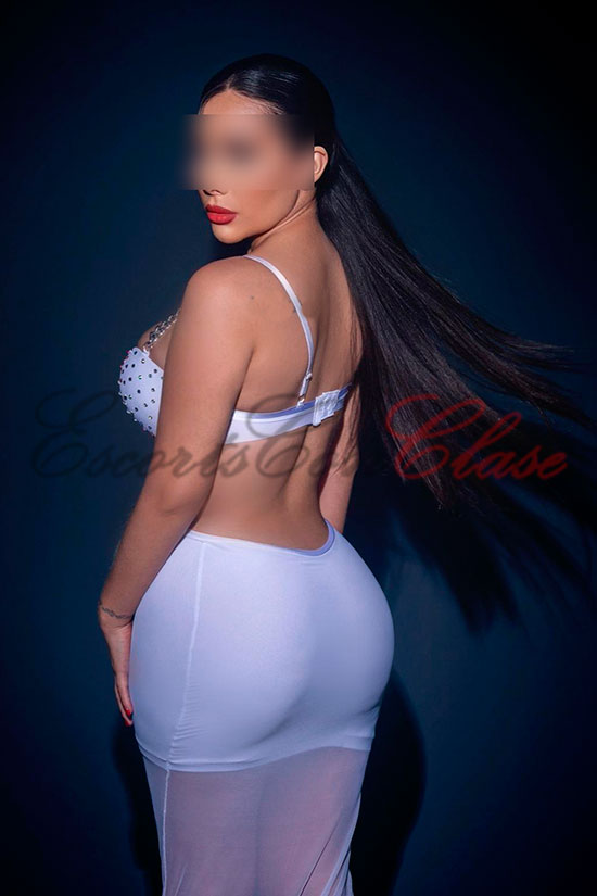 Acompañante joven cubana con vestido blanco sexy. Ana Carolina