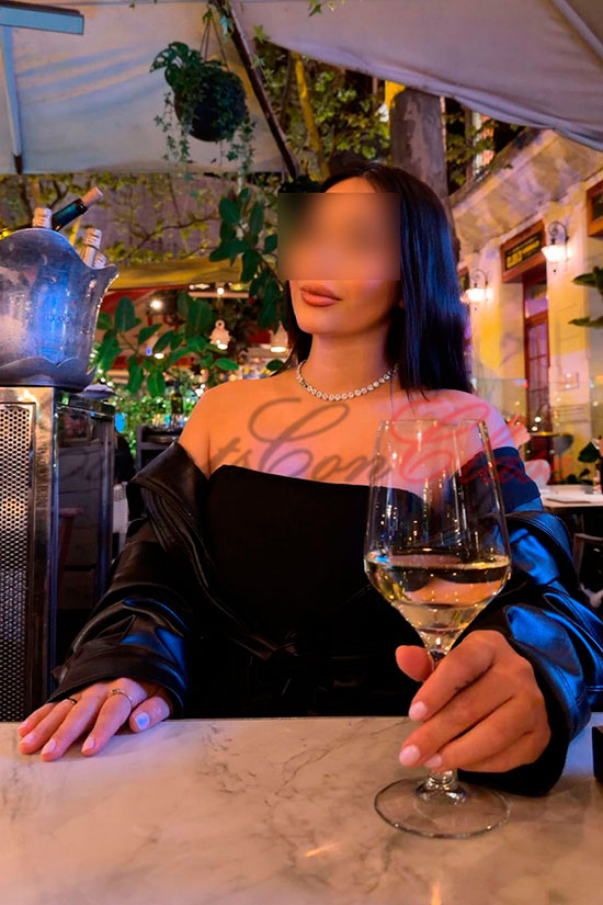 Preciosa escort del Caribe con lindos ojos azules. Ana Carolina