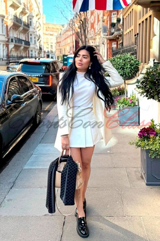 Morena bisexual con vestido blanca viajando por el mundo. Bárbara