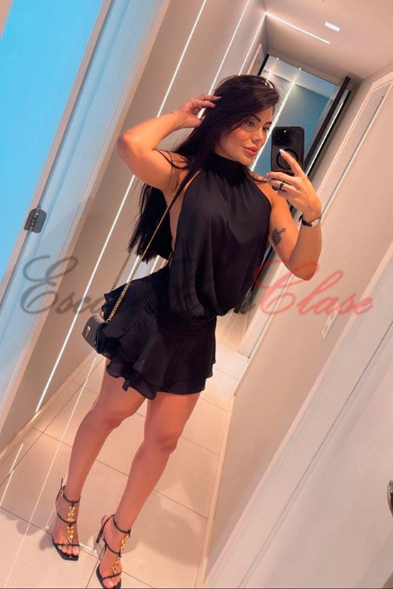 Foto selfie con falda corta. Bárbara