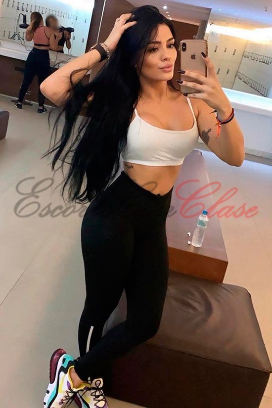 Poniéndose guapa en la peluquería. Bárbara