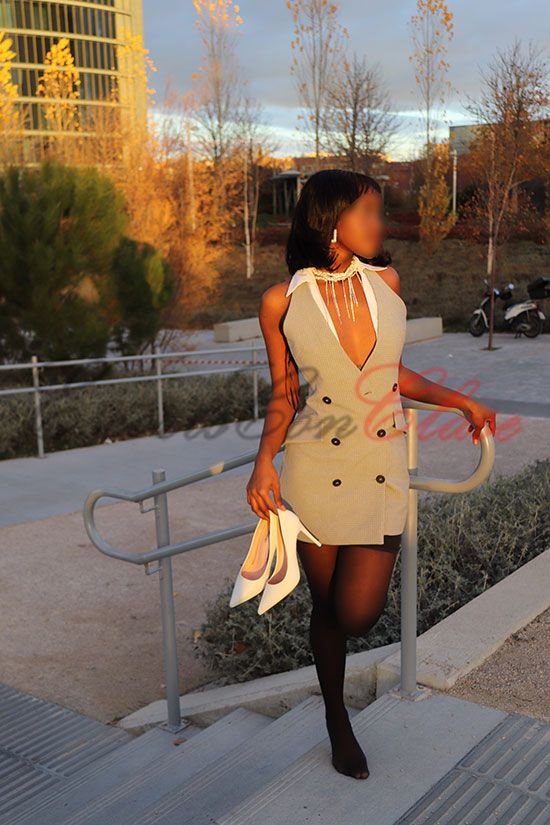 Elegancia exquisita de esta escort de lujo negrita. Ébano book1