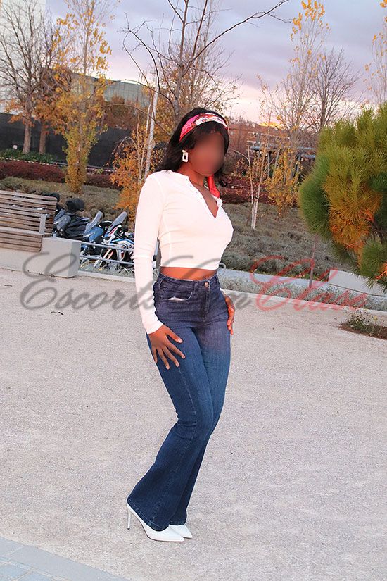 Acompañante negra con cuerpo de modelo. Ébano book1