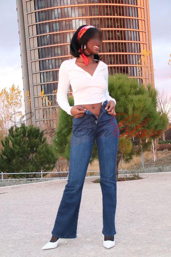 Con pantalón vaquero y top blanco seduce a todos los hombres. Ébano book1