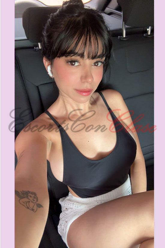 Acompañante morenaza muy guapa. Alba