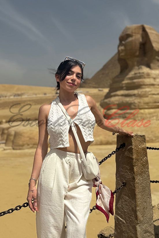Escort bajita en sus viajes por el mundo. Alba