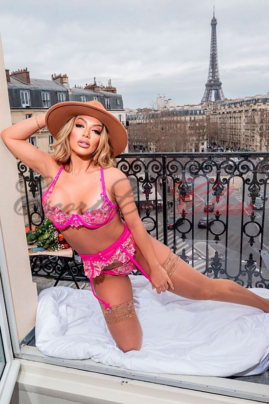 Rubia de lujo con una lencería muy sensual. Monik