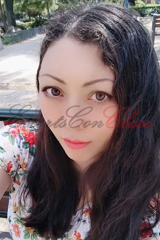 Primer plano del lindo rostro de ojos rasgados de Kim oriental