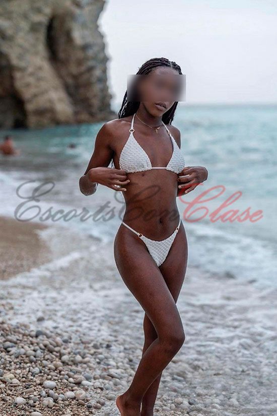 Zahara como escorts africanas Madrid en bikini