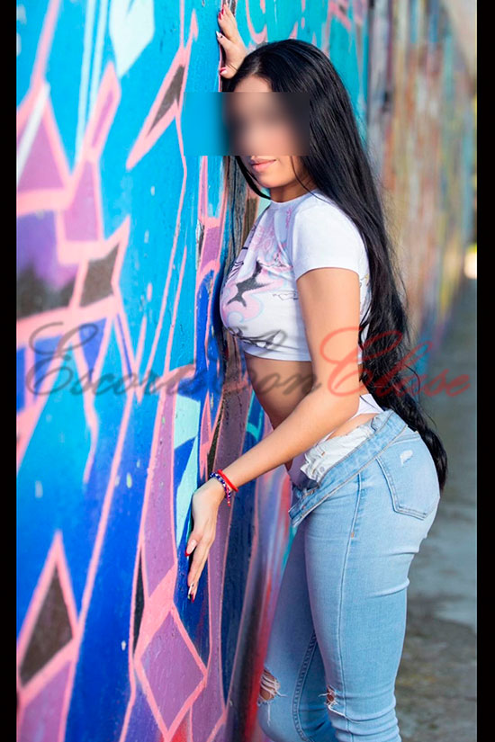 Escort lujo en Madrid con pantalón vaquero súper ajustado. Fátima book 2026