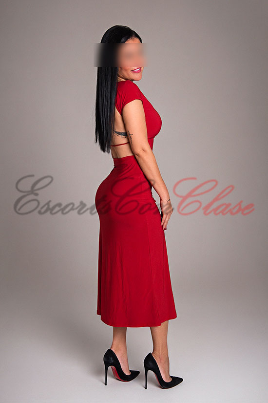 Dama de 44 años con vestido rojo súper elegante. Gema