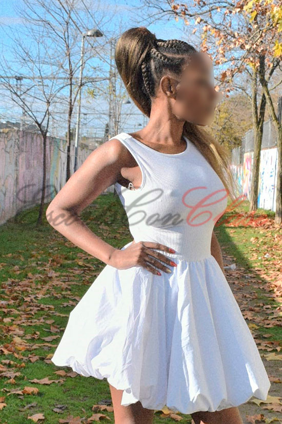 Modelo negrita con un vestido blanco precioso. Luna