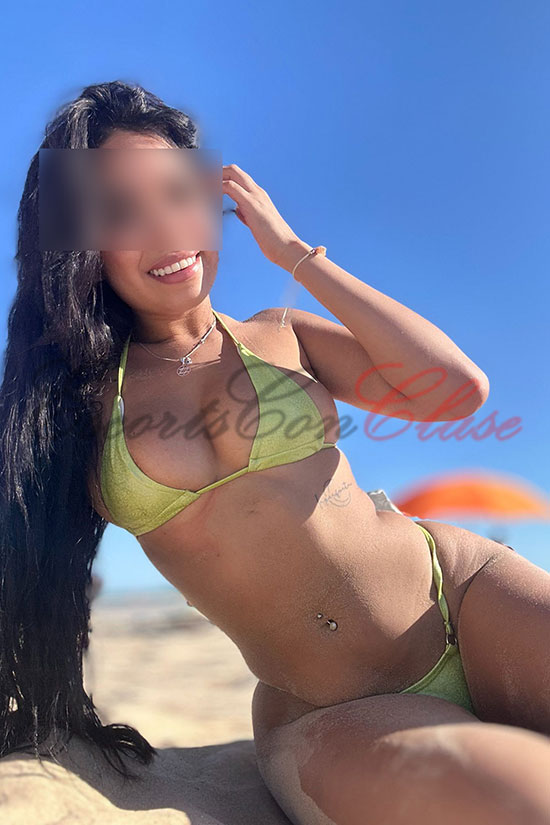 Acompañante jovencita larga melena negra. Fátima