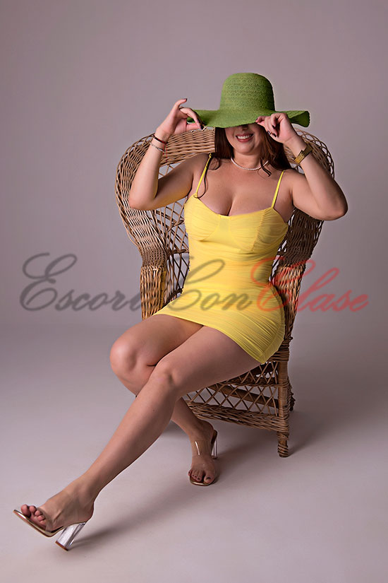 Grandes pechos y espectacular culo. Corina
