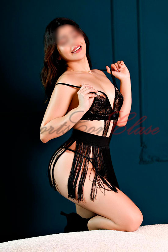 Escort lujo posa con lencería negra muy sexy. Ivette