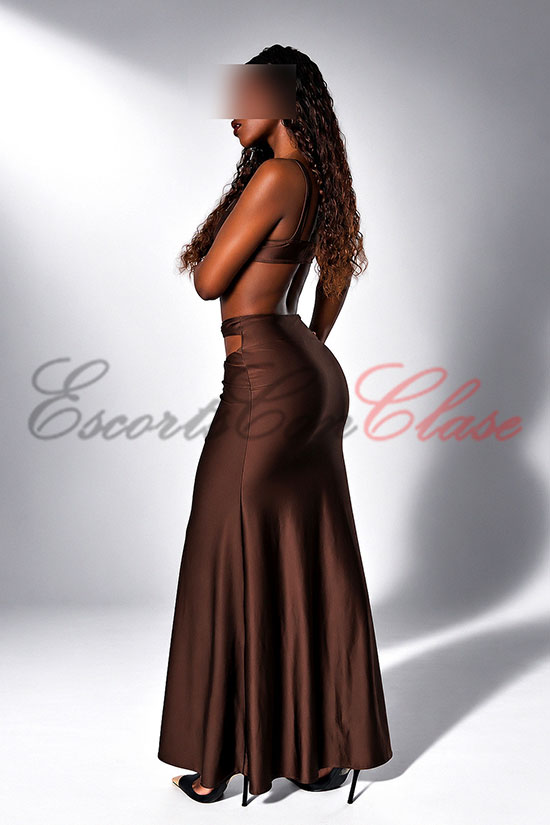 Joven escort piel negra con vestido súper sexy y elegante. Ébano fotos 2026