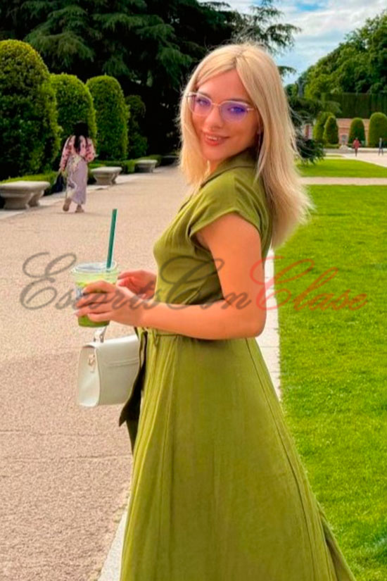 Rubia de lujo con un vestido precioso. Emma book personal