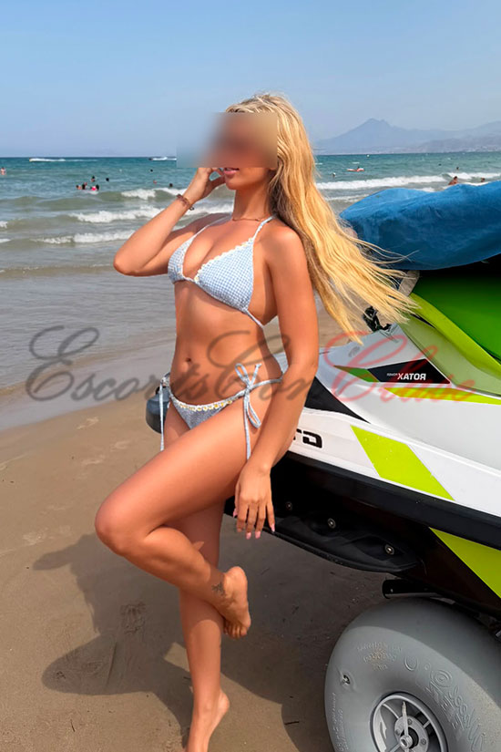 Árabe disfrutando de las playas de España. Jazmín