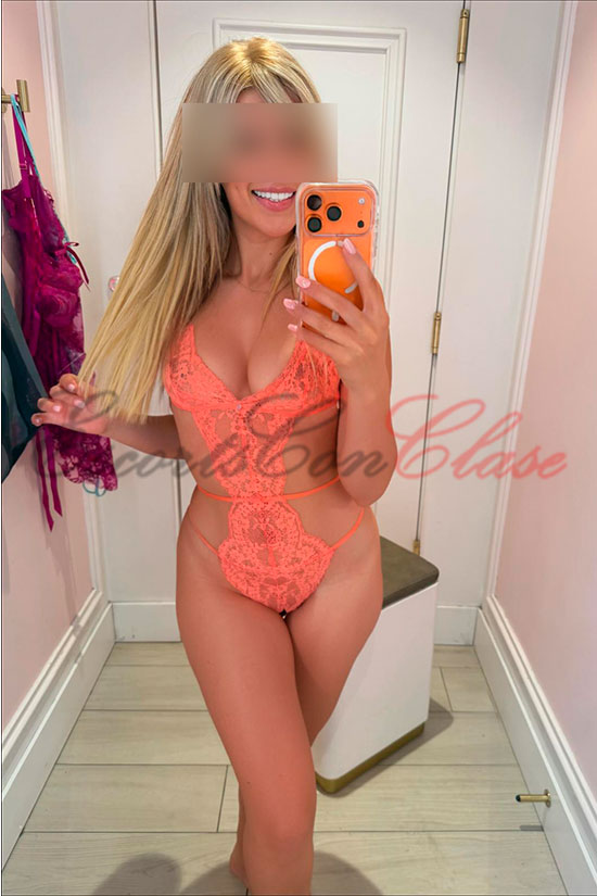 Preciosa rubia de lujo en fina lencería. Jazmín árabe